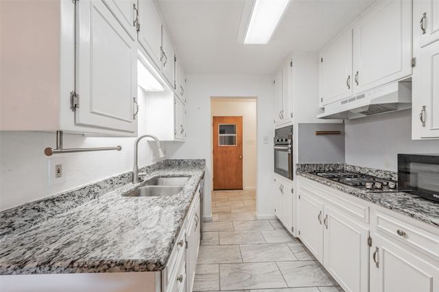 821 Prestwick Street, Bedford, TX 76022