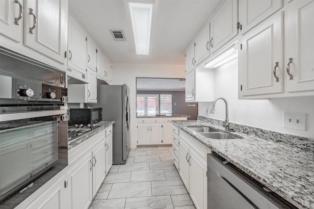 821 Prestwick Street, Bedford, TX 76022