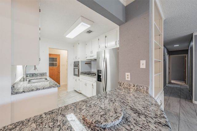 821 Prestwick Street, Bedford, TX 76022