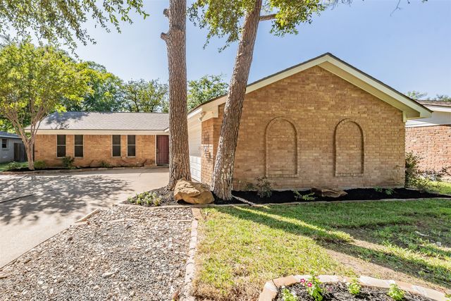 821 Prestwick Street, Bedford, TX 76022