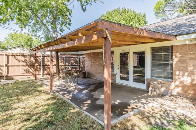 821 Prestwick Street, Bedford, TX 76022