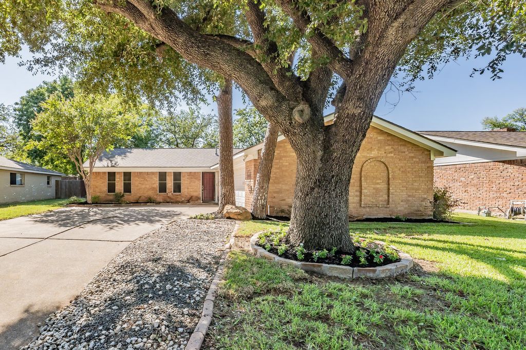 821 Prestwick Street, Bedford, TX 76022