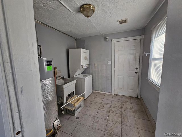 6828 Meadow Avenue, Warren, MI 48091