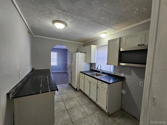 6828 Meadow Avenue, Warren, MI 48091