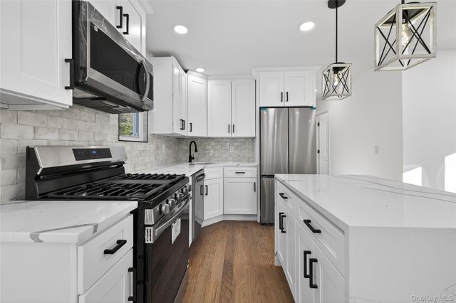 39 E Oakdale Street, Bay Shore, NY 11706