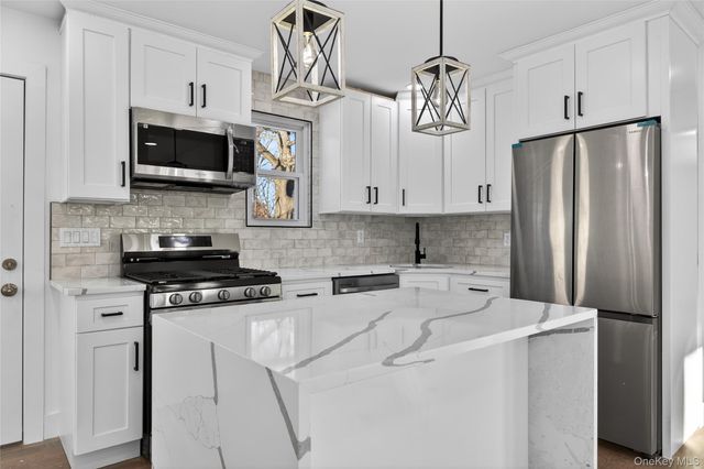 39 E Oakdale Street, Bay Shore, NY 11706