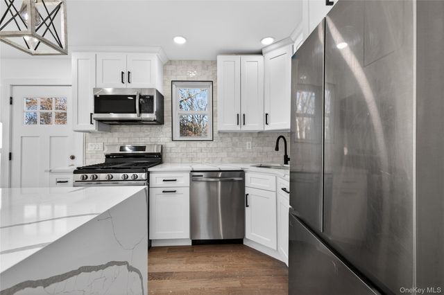 39 E Oakdale Street, Bay Shore, NY 11706