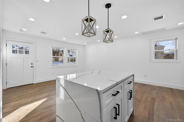 39 E Oakdale Street, Bay Shore, NY 11706