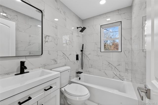 39 E Oakdale Street, Bay Shore, NY 11706