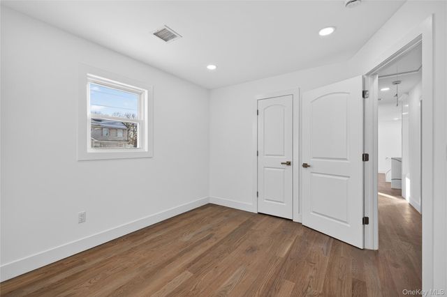 39 E Oakdale Street, Bay Shore, NY 11706