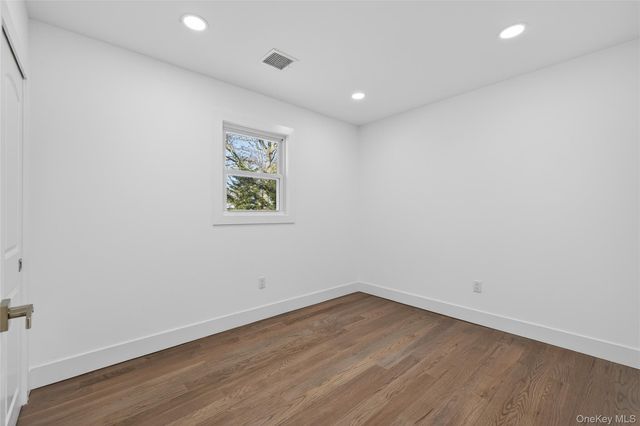 39 E Oakdale Street, Bay Shore, NY 11706