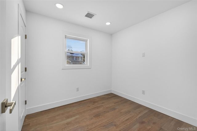 39 E Oakdale Street, Bay Shore, NY 11706