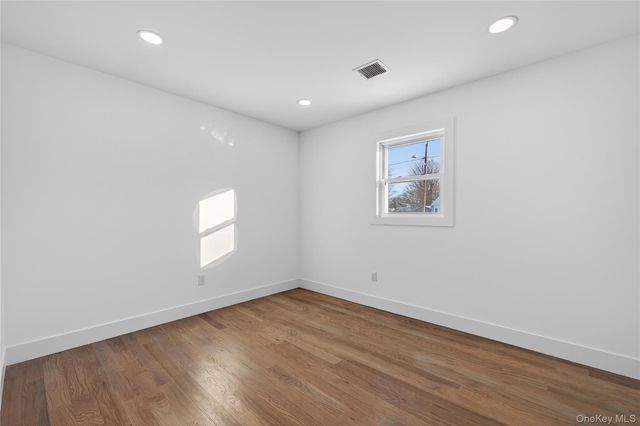 39 E Oakdale Street, Bay Shore, NY 11706