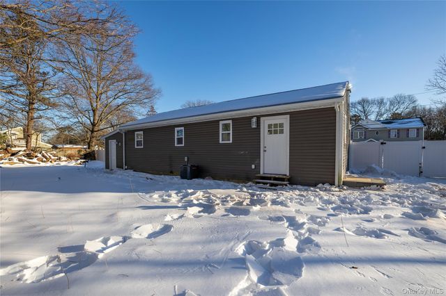 39 E Oakdale Street, Bay Shore, NY 11706