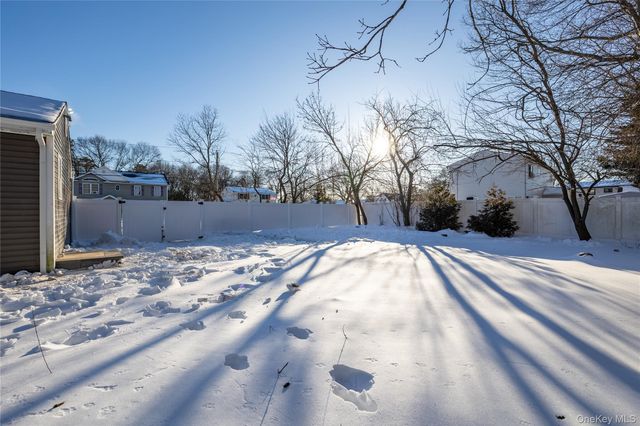 39 E Oakdale Street, Bay Shore, NY 11706