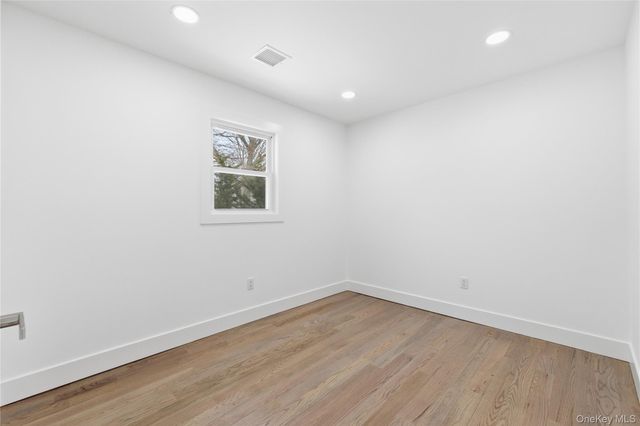 39 E Oakdale Street, Bay Shore, NY 11706