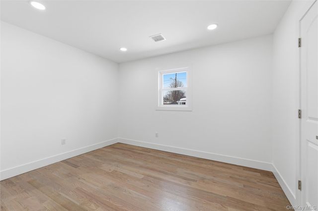 39 E Oakdale Street, Bay Shore, NY 11706