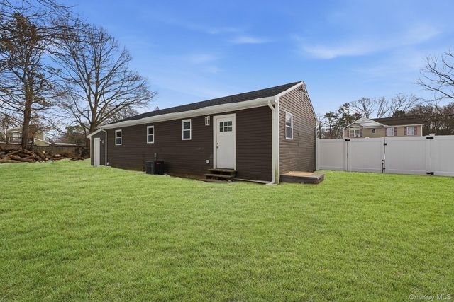 39 E Oakdale Street, Bay Shore, NY 11706