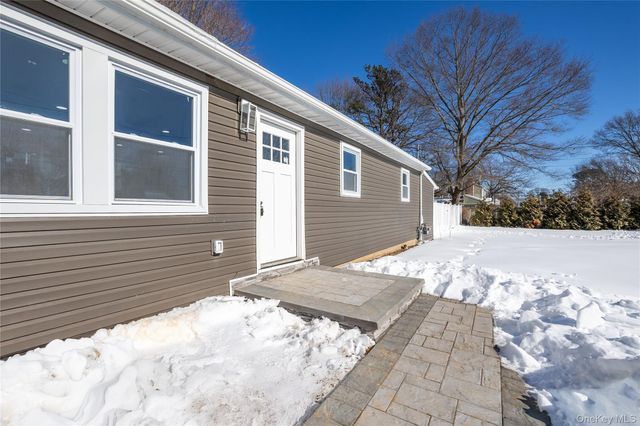 39 E Oakdale Street, Bay Shore, NY 11706