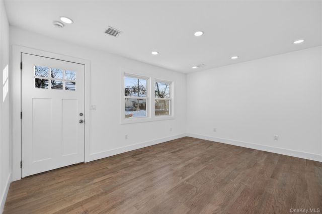 39 E Oakdale Street, Bay Shore, NY 11706