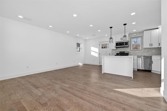 39 E Oakdale Street, Bay Shore, NY 11706