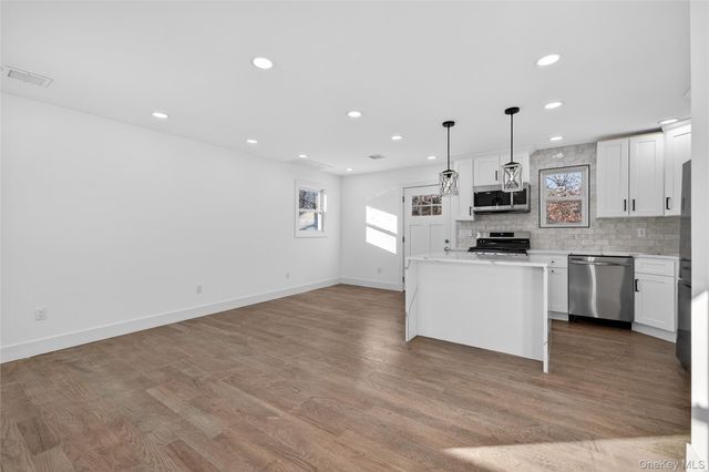 39 E Oakdale Street, Bay Shore, NY 11706