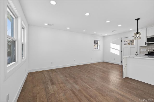 39 E Oakdale Street, Bay Shore, NY 11706