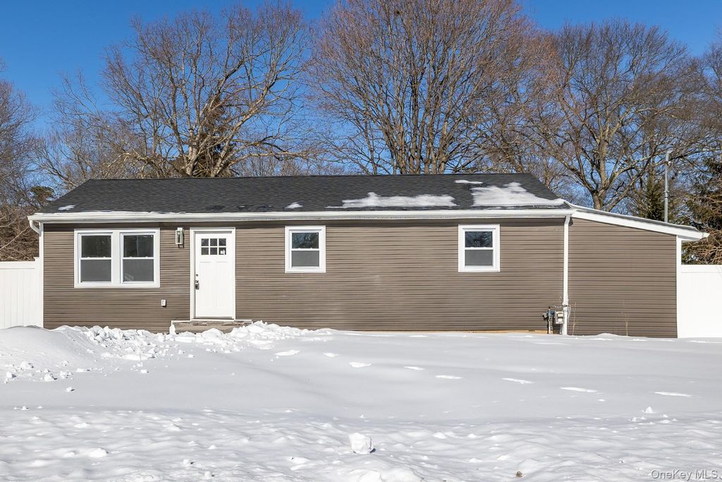 39 E Oakdale Street, Bay Shore, NY 11706