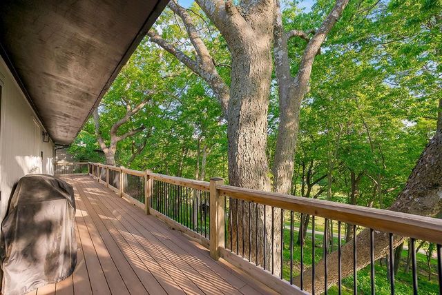 250 Arapaho Circle, Lake Quivira, KS 66217