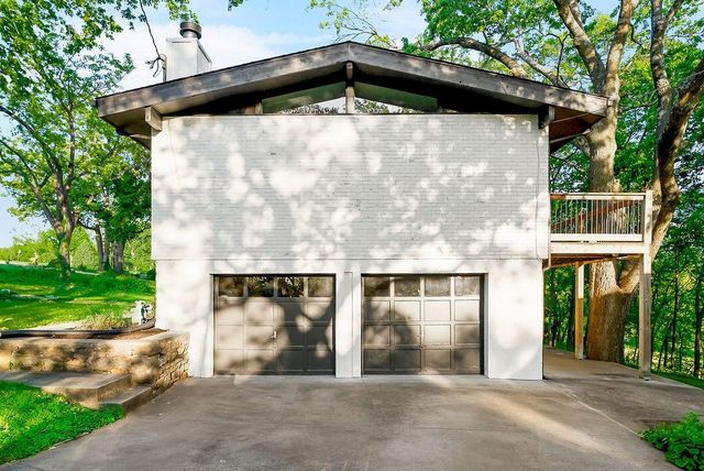 250 Arapaho Circle, Lake Quivira, KS 66217