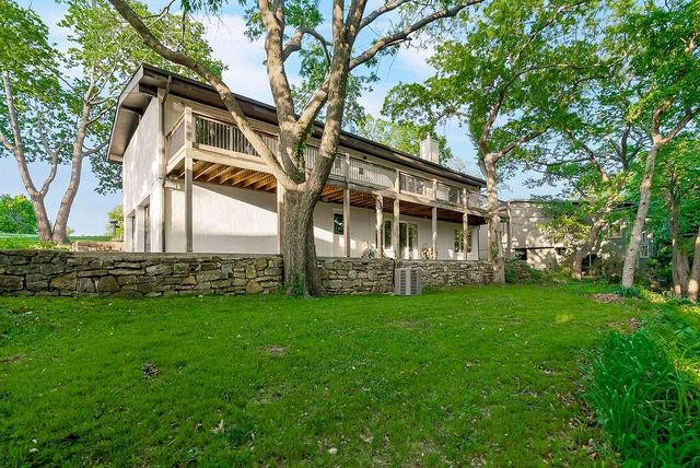 250 Arapaho Circle, Lake Quivira, KS 66217