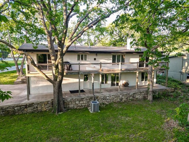 250 Arapaho Circle, Lake Quivira, KS 66217