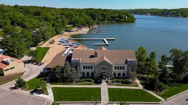 250 Arapaho Circle, Lake Quivira, KS 66217