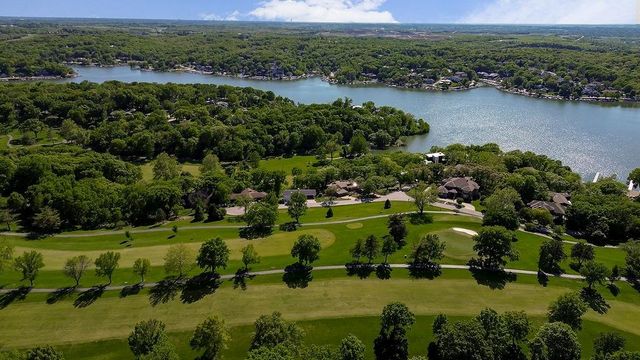 250 Arapaho Circle, Lake Quivira, KS 66217