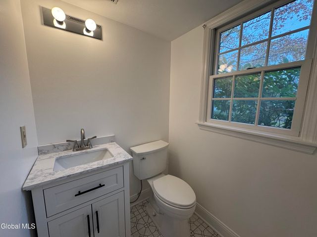 48 Commonwealth Drive, Bethlehem, NY 12077