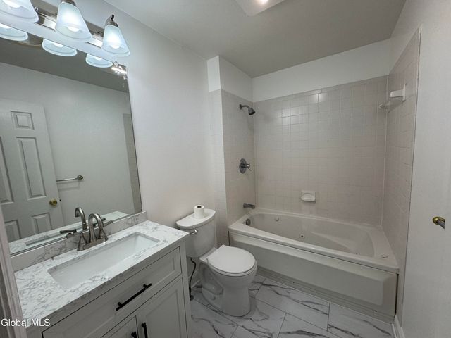 48 Commonwealth Drive, Bethlehem, NY 12077