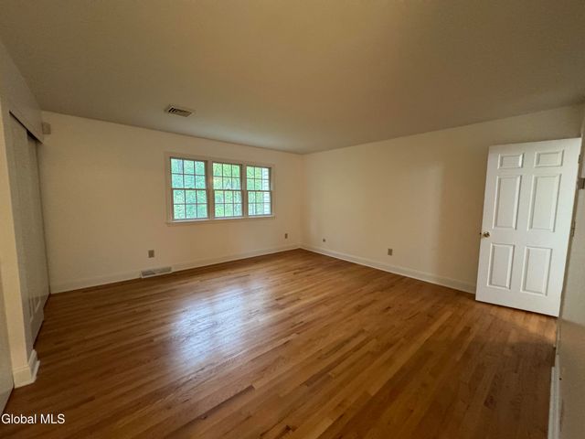 48 Commonwealth Drive, Bethlehem, NY 12077