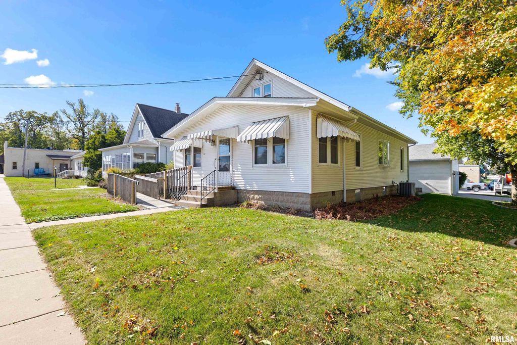 221 N DAVENPORT Street, Metamora, IL 61548