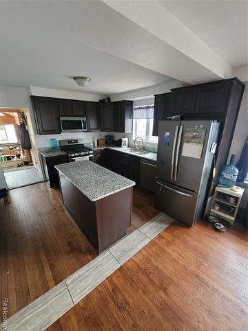 22936 Oakwood Avenue, Eastpointe, MI 48021