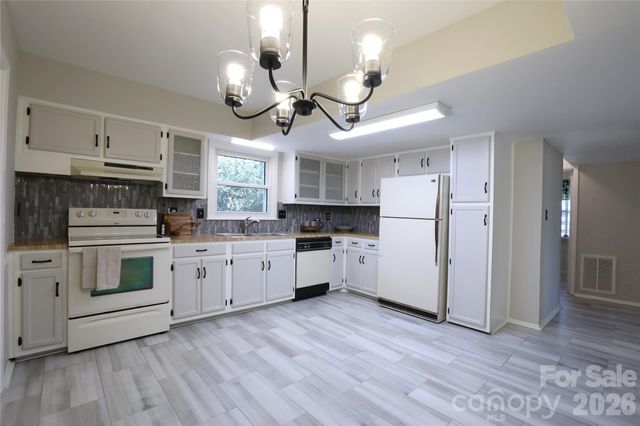 725 Bethune Place, Matthews, NC 28105