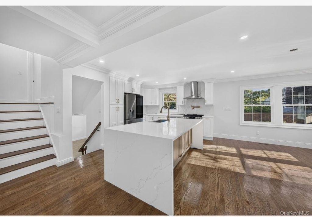816 Pepperidge Road, Westbury, NY 11590 — photo 4