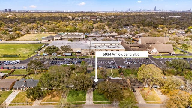 5934 Willowbend Boulevard, Houston, TX 77096