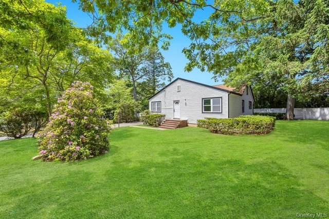5 Radford Road, Lake Grove, NY 11755