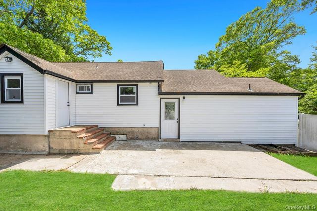 5 Radford Road, Lake Grove, NY 11755