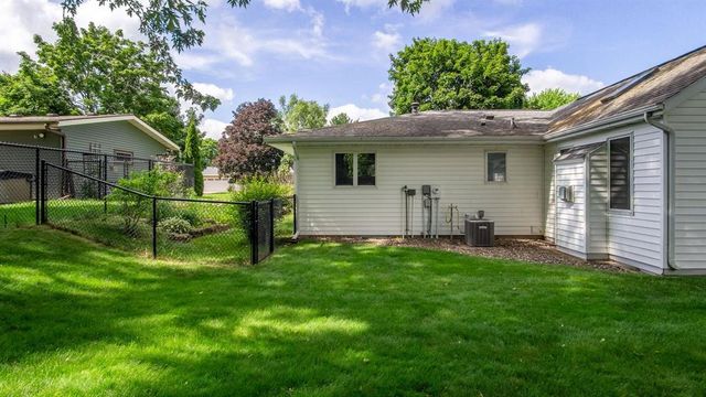 1811 Grandview Drive, Eau Claire, WI 54703