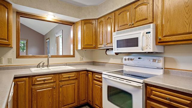 1811 Grandview Drive, Eau Claire, WI 54703