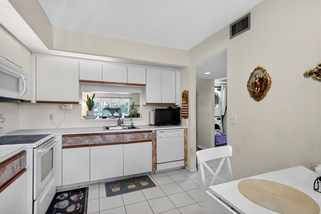 901 SW 128th Terrace 211A, Pembroke Pines, FL 33027