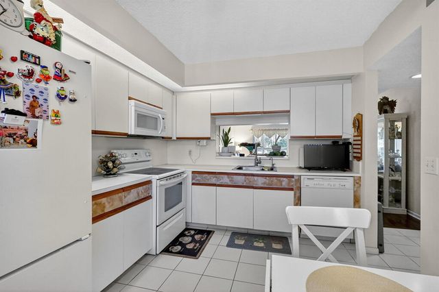 901 SW 128th Terrace 211A, Pembroke Pines, FL 33027