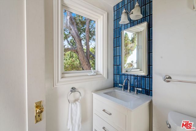 7965 Fareholm Drive, Los Angeles, CA 90046