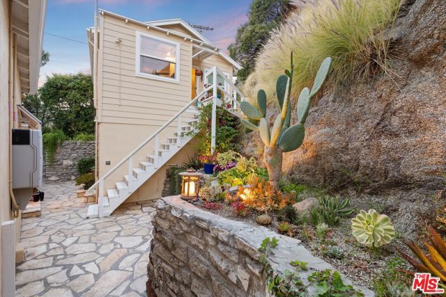 7965 Fareholm Drive, Los Angeles, CA 90046